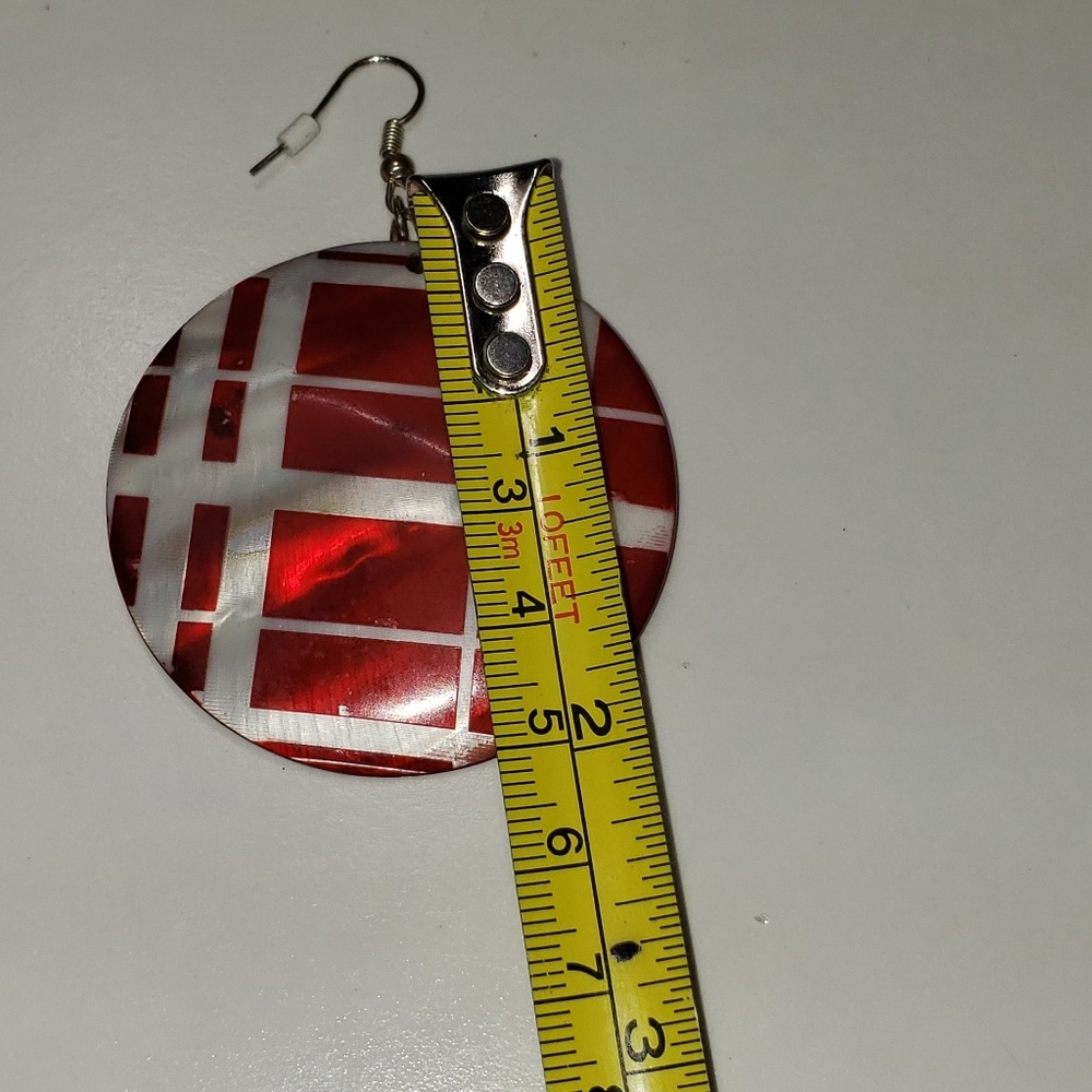 ACRYLIC RED & WHITE ROUND EARRINGS - Picture 4 of 4